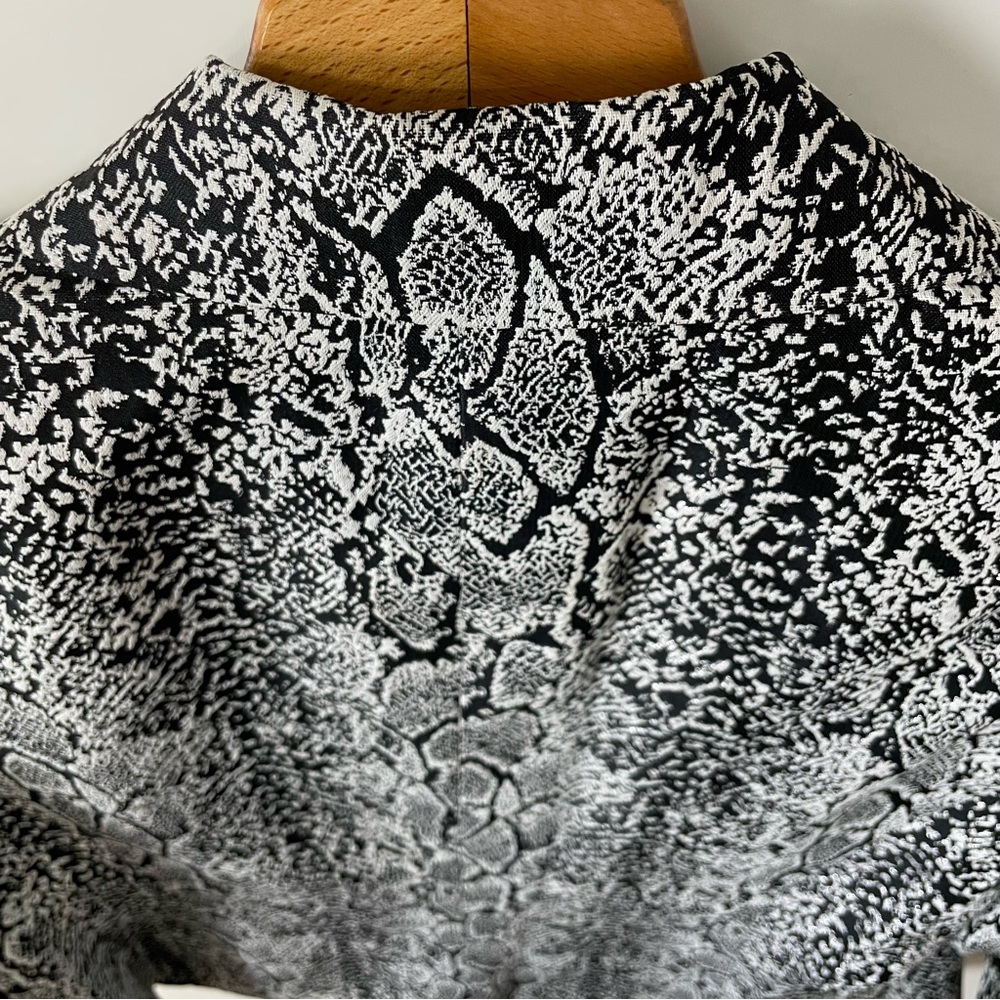 Jones Studio Sharp Black and SIlver Blazer, Animal Print, size 16W - Picture 7 of 10